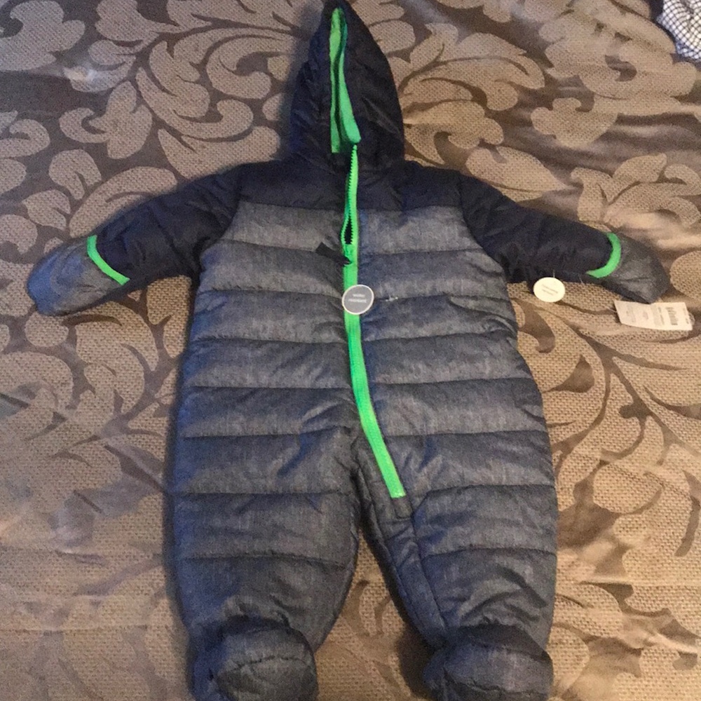 COPY - (NWT) Carter’s snow suit (size 3-6m)